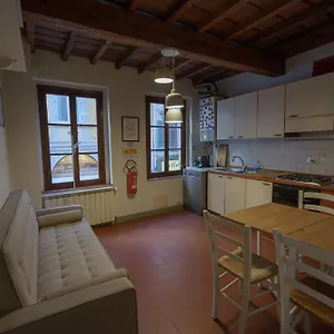 apt-traditional-florentine-1br-close-to-piazza-santa-croce.it-tuscanyhotel.com/
